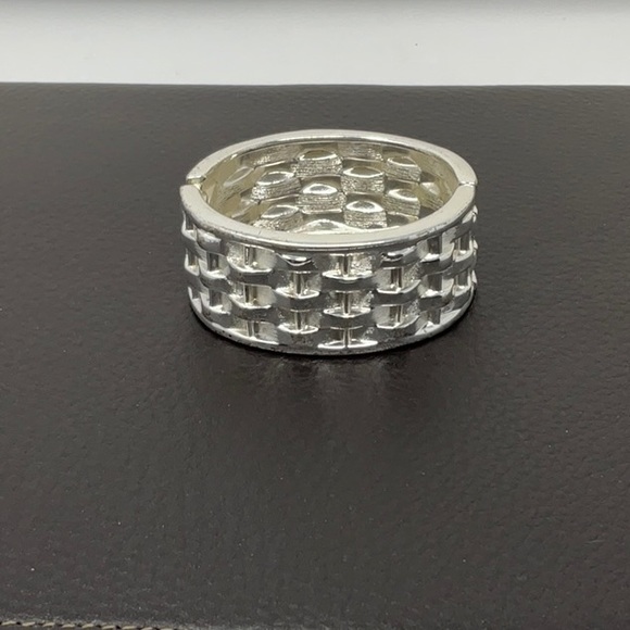 Vintage heavy thick silver tone basket weave spring closure bracelet - Picture 3 of 7